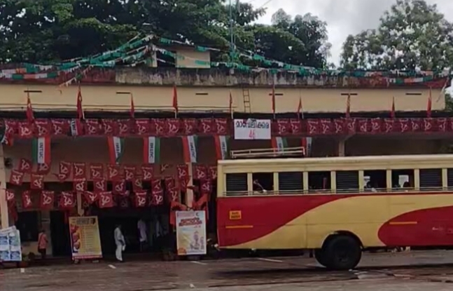 കോടതി ഉത്തരവ് ലംഘിച്ച്‌ കെ.എസ്.ആര്‍.ടി.സി ഡിപ്പോകളില്‍ കൊടിതോരണങ്ങള്‍; ഹൈക്കോടതി അതൃപ്തി രേഖപ്പെടുത്തി