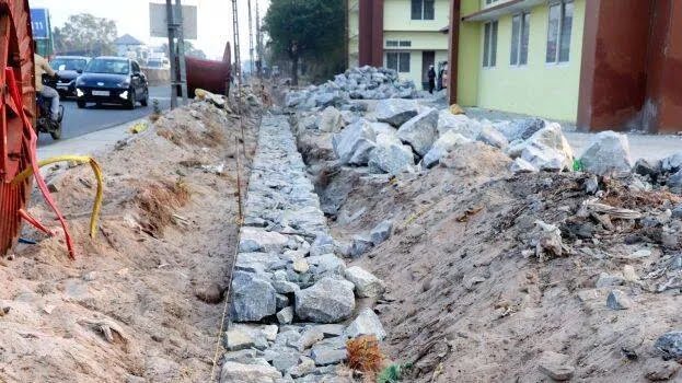 ഹൈക്കോടതി ഇടപെട്ടു, മെഡി. കോളേജ് ചുറ്റുമതിൽനിർമ്മാണം തുടങ്ങി