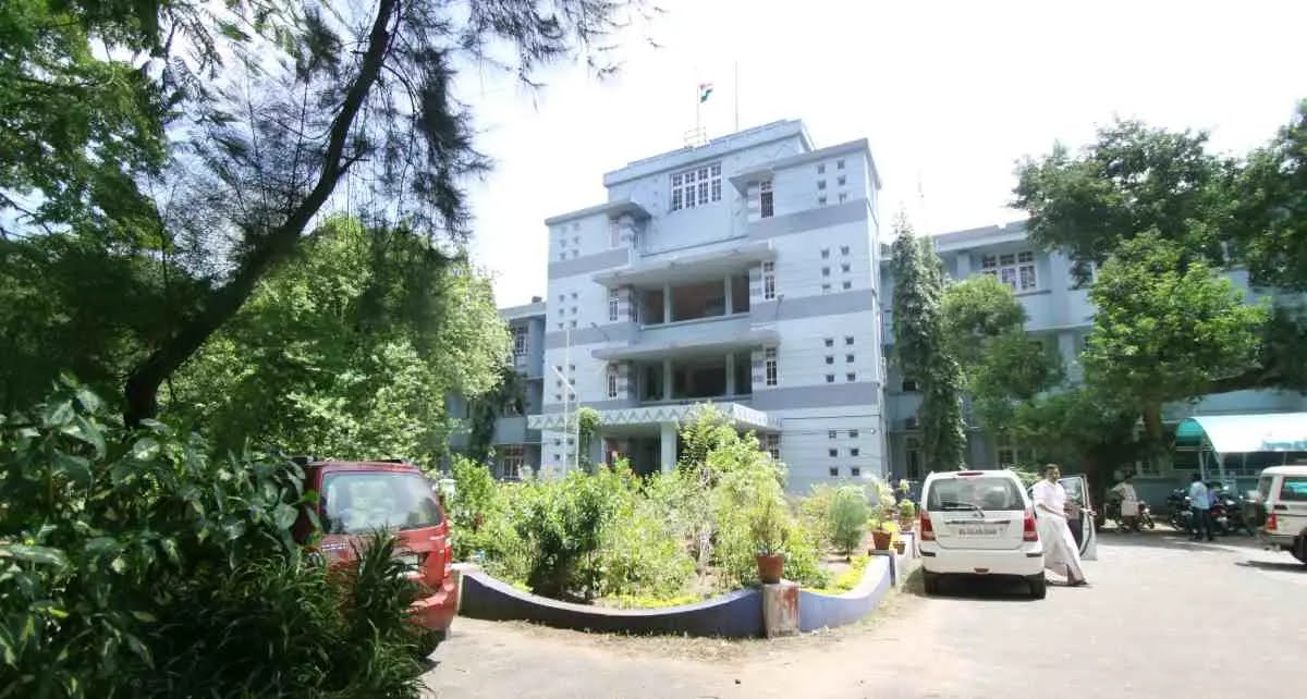 നഷ്ടപരിഹാരം നൽകിയില്ല; കൊല്ലം കളക്ടറേറ്റും രണ്ടേക്കർ വളപ്പും കോടതി ജപ്തി ചെയ്തു