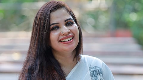 എഴുത്തുകാരൻ വിആര്‍ സുധീഷിൻ്റെ മാനനഷ്ട കേസ്; എംഎ ഷഹനാസ് കോടതിയിലെത്തി കീഴടങ്ങി