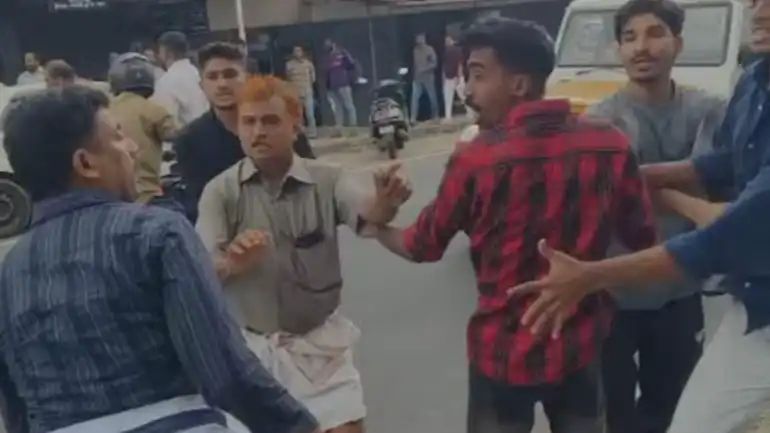 പെണ്‍കുട്ടിയെ കാമുകനൊപ്പം പോകാൻ അനുവദിച്ച്‌ കോടതി; കോടതി പരിസരത്ത് കൂട്ടത്തല്ല്