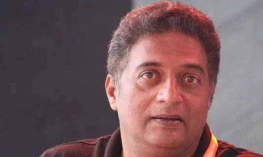 ഒന്നിലധികം വോട്ടര്‍ ഐ.ഡി കൈവശം വെച്ചെന്ന കേസ് ; നടൻ പ്രകാശ് രാജിന് ജാമ്യം അനുവദിച്ച്‌ ബംഗളൂരു കോടതി