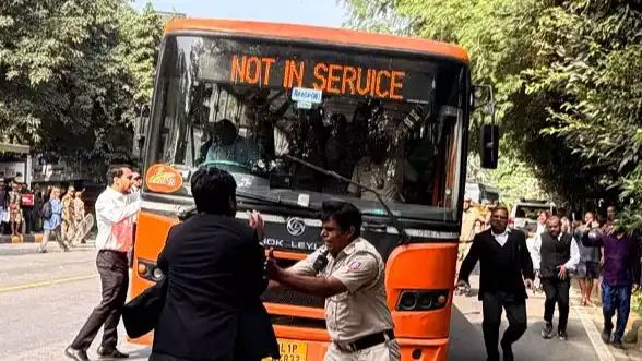 അഭിഭാഷകരെ കസ്റ്റഡിയിലെടുത്തു, ചീഫ് ജസ്റ്റീസ് ഇടപെട്ട് മോചിപ്പിച്ചു